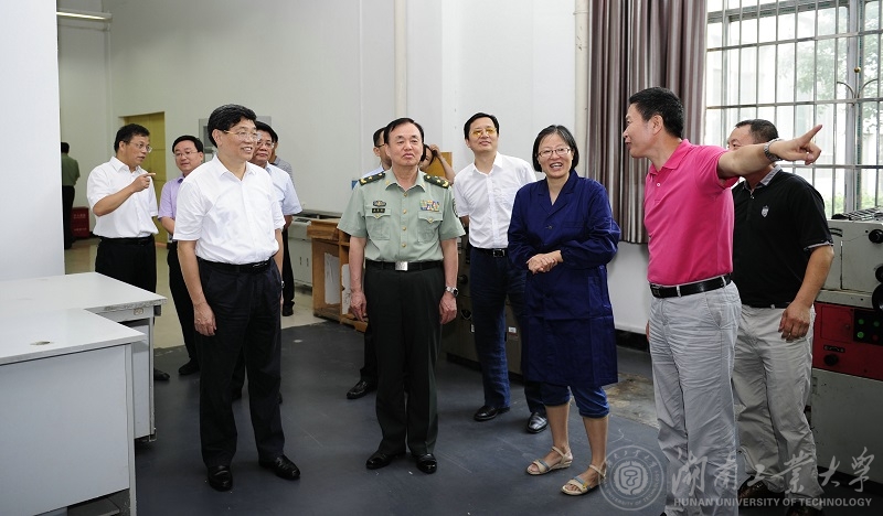 省委常委、省军区司令员黄跃进现场查看澳金沙门实验室 省委常委、省军区司令员黄跃进现场查看澳金沙门实验室