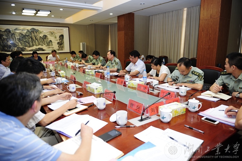 省委常委、省军区司令员黄跃进在330会议室听取澳金沙门工作汇报