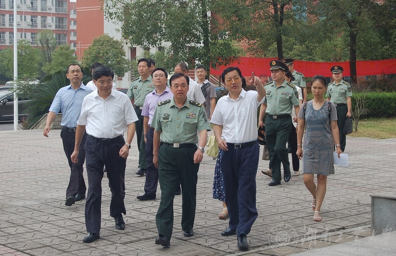 省委常委、省军区司令员黄跃进（左二）现场查看澳金沙门校园