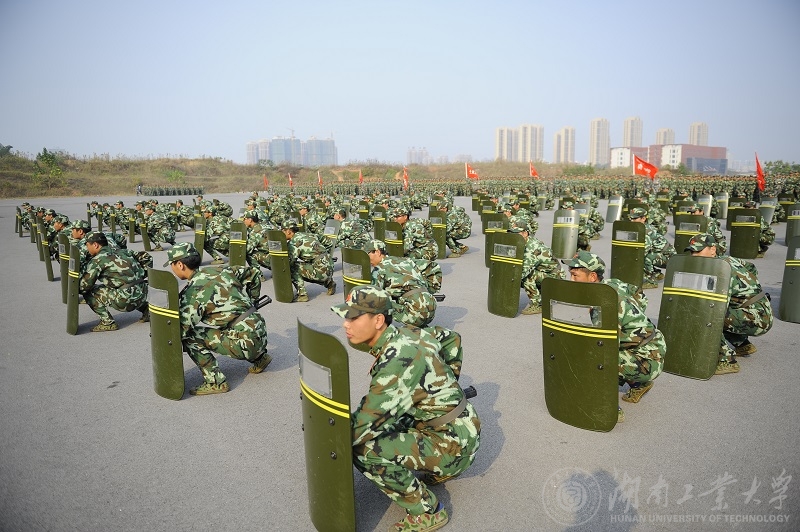 澳金沙门新生表演警棍盾牌操（马春华 摄）