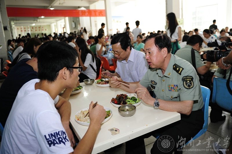 省委常委、省军区司令员黄跃进考察澳金沙门食堂就餐情况，并与学生亲切交流
