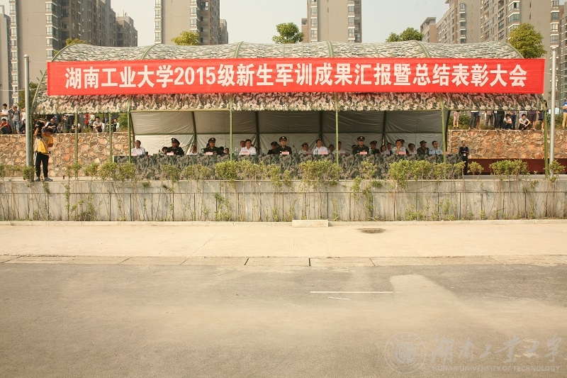 澳金沙门举行2015级新生军训成果汇报暨总结表彰大会（舒杨 摄）