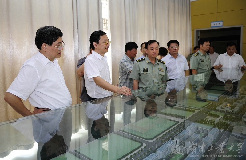 省委常委、省军区司令员黄跃进(左三)查看澳金沙门校园规划 省委常委、省军区司令员黄跃进(左三)查看澳金沙门校园规划